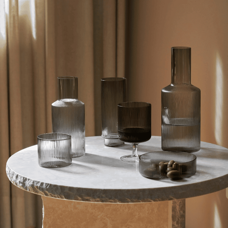Longdrinkglas – Ripple smoked grey 4er Set von Ferm Living