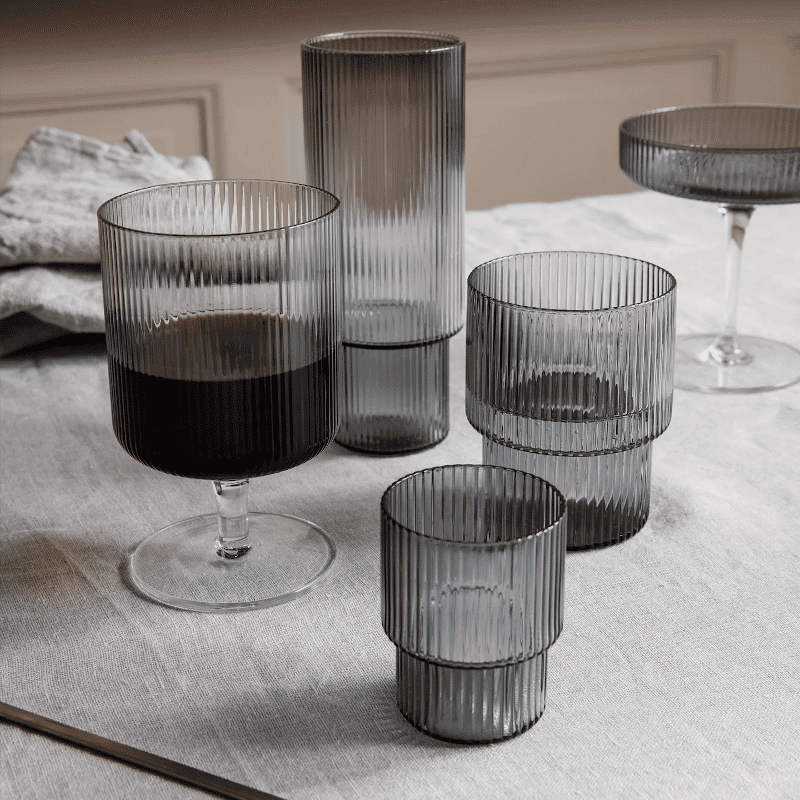 Trinkglas – Ripple smoked grey 4er Set von Ferm Living