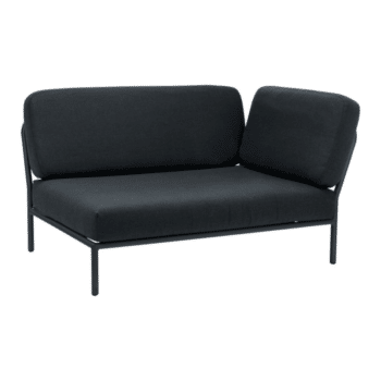 Zeitlos im Design und zurückhaltend in der Farbgebung überzeugt uns das Lounge Sofa - Level rechts coal grey von Houe aufs vollste.